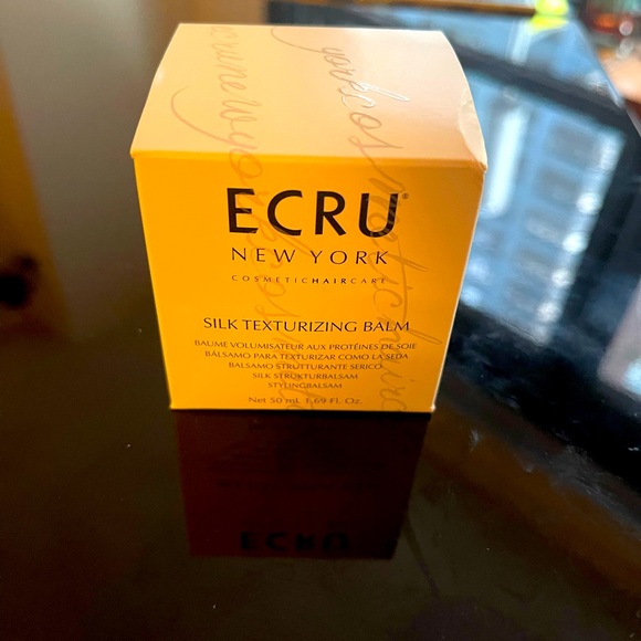 Ecru silk texturizing balm for hair. - Picture 2 of 4